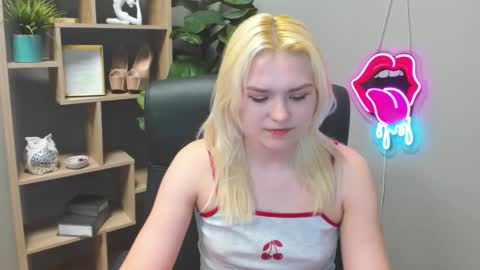 Snapshot of lilysweetxo chatting on 03-27-26, 08:26 Lily online show from 03-27-26, 08:26