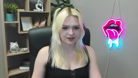 Snapshot of lilysweetxo chatting on 04-09-26, 01:27 Lily online show from 04-09-26, 01:27