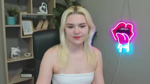 Snapshot of lilysweetxo chatting on 04-11-26, 07:13 Lily online show from 04-11-26, 07:13