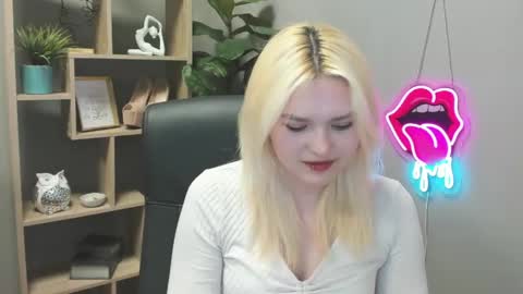 Snapshot of lilysweetxo chatting on 04-14-26, 06:41 Lily online show from 04-14-26, 06:41