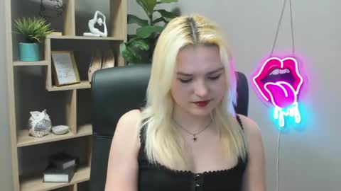 Snapshot of lilysweetxo chatting on 04-15-26, 06:31 Lily online show from 04-15-26, 06:31
