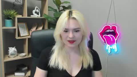 Snapshot of lilysweetxo chatting on 04-20-26, 06:27 Lily online show from 04-20-26, 06:27