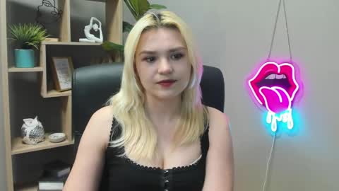 Snapshot of lilysweetxo chatting on 04-22-26, 07:00 Lily online show from 04-22-26, 07:00