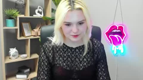 Snapshot of lilysweetxo chatting on 04-23-26, 12:29 Lily online show from 04-23-26, 12:29