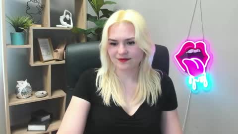 Snapshot of lilysweetxo chatting on 04-27-26, 02:04 Lily online show from 04-27-26, 02:04