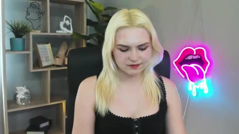 Snapshot of lilysweetxo chatting on 04-28-26, 02:22 Lily online show from 04-28-26, 02:22