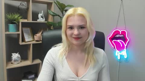 Snapshot of lilysweetxo chatting on 04-29-26, 07:01 Lily online show from 04-29-26, 07:01