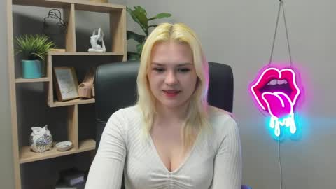 Snapshot of lilysweetxo chatting on 05-06-26, 06:52 Lily online show from 05-06-26, 06:52