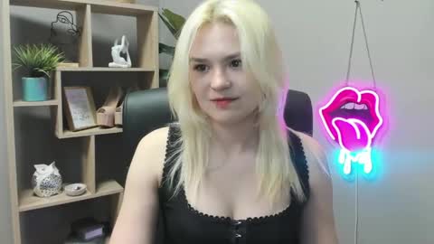 Snapshot of lilysweetxo chatting on 05-08-26, 07:36 Lily online show from 05-08-26, 07:36