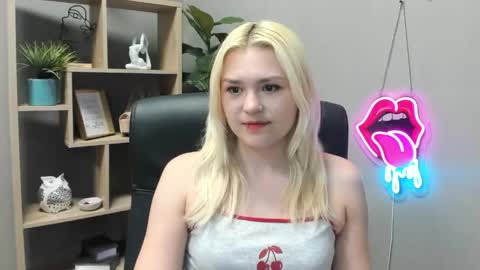 Snapshot of lilysweetxo chatting on 05-11-26, 07:03 Lily online show from 05-11-26, 07:03