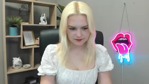 Snapshot of lilysweetxo chatting on 05-13-26, 07:06 Lily online show from 05-13-26, 07:06