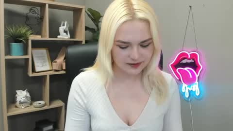 Snapshot of lilysweetxo chatting on 05-14-26, 06:53 Lily online show from 05-14-26, 06:53