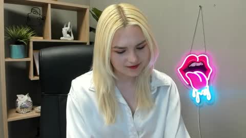 Snapshot of lilysweetxo chatting on 05-19-26, 01:39 Lily online show from 05-19-26, 01:39