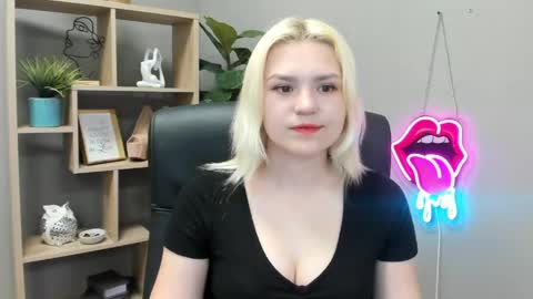 Snapshot of lilysweetxo chatting on 05-21-26, 06:31 Lily online show from 05-21-26, 06:31
