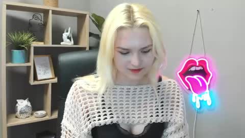 Snapshot of lilysweetxo chatting on 05-22-26, 07:15 Lily online show from 05-22-26, 07:15