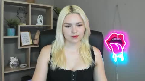 Snapshot of lilysweetxo chatting on 05-24-26, 01:27 Lily online show from 05-24-26, 01:27