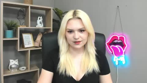 Snapshot of lilysweetxo chatting on 05-25-26, 01:17 Lily online show from 05-25-26, 01:17