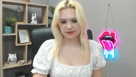 Snapshot of lilysweetxo chatting on 05-27-26, 06:32 Lily online show from 05-27-26, 06:32
