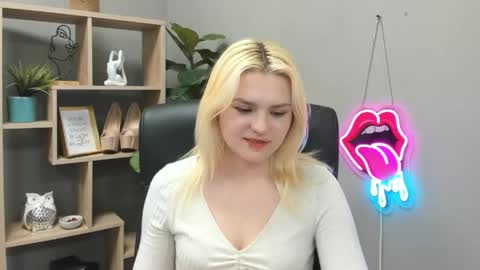 Snapshot of lilysweetxo chatting on 05-29-26, 07:17 Lily online show from 05-29-26, 07:17