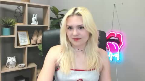 Snapshot of lilysweetxo chatting on 06-01-26, 01:35 Lily online show from 06-01-26, 01:35