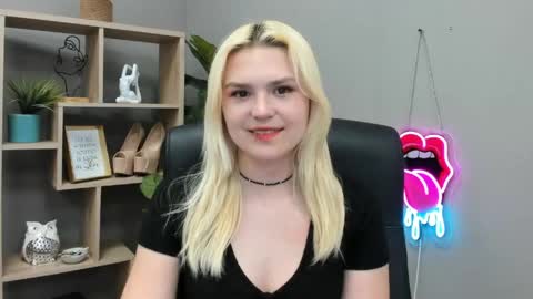 Snapshot of lilysweetxo chatting on 06-02-26, 02:08 Lily online show from 06-02-26, 02:08
