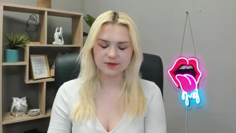 Snapshot of lilysweetxo chatting on 06-03-26, 06:38 Lily online show from 06-03-26, 06:38