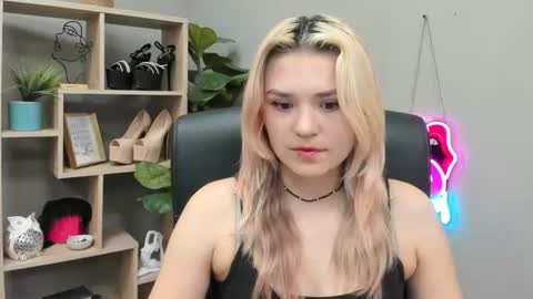 Snapshot of lilysweetxo chatting on 07-20-26, 06:38 Lily online show from 07-20-26, 06:38