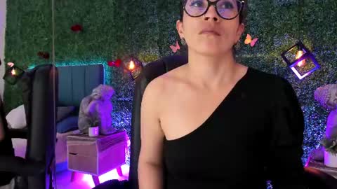 Snapshot of linagh chatting on 06-27-26, 11:37 Lina online show from 06-27-26, 11:37