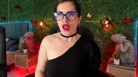 Snapshot of linagh chatting on 06-27-26, 12:22 Lina online show from 06-27-26, 12:22
