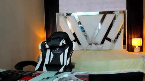 Snapshot of linda4petite chatting on 03-09-26, 06:23 Linda online show from 03-09-26, 06:23