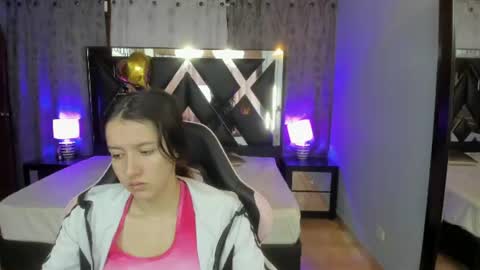 Snapshot of linda4petite chatting on 06-21-26, 01:24 Linda online show from 06-21-26, 01:24