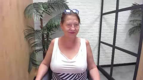 Snapshot of lindahottie chatting on 07-14-26, 10:21 Linda online show from 07-14-26, 10:21