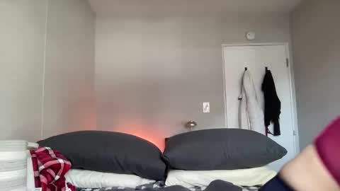 Snapshot of linusloves chatting on 02-08-26, 08:01 linusloves online show from 02-08-26, 08:01