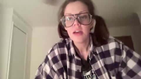 Snapshot of linusloves chatting on 04-01-26, 07:44 linusloves online show from 04-01-26, 07:44