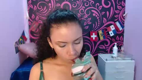 Snapshot of little18doll chatting on 07-10-26, 12:59 little18doll online show from 07-10-26, 12:59