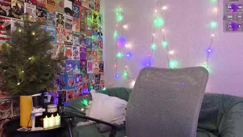 Snapshot of littleleen chatting on 12-21-25, 05:09 LillleLinn online show from 12-21-25, 05:09
