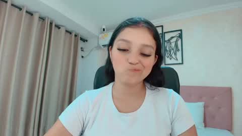 Snapshot of littlemolly_pregnant chatting on 07-11-26, 01:41 Sarahs Room online show from 07-11-26, 01:41