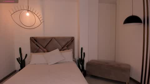 Snapshot of lizzhamilton_ chatting on 03-21-26, 03:37 Lizzi online show from 03-21-26, 03:37