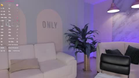 Snapshot of lizzhamilton_ chatting on 03-24-26, 08:25 Lizzi online show from 03-24-26, 08:25