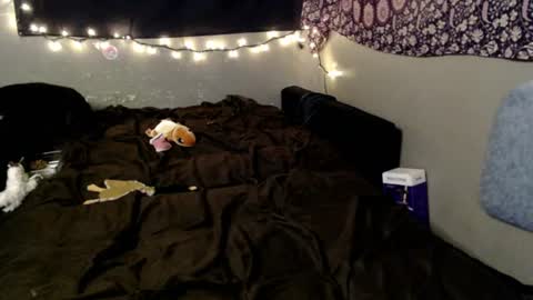 Snapshot of londonray chatting on 07-16-26, 12:05 londonray online show from 07-16-26, 12:05