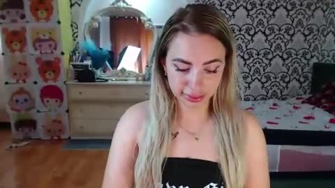 Queen LoraSinClare online show from 06-18-26, 07:52