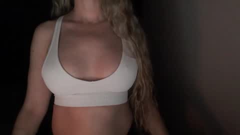 Snapshot of love_on_ chatting on 03-08-26, 01:47 LoVe On online show from 03-08-26, 01:47