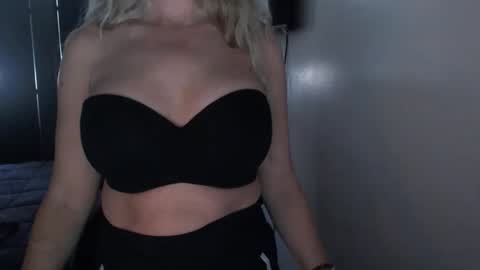 Snapshot of love_on_ chatting on 04-07-26, 10:53 LoVe On online show from 04-07-26, 10:53