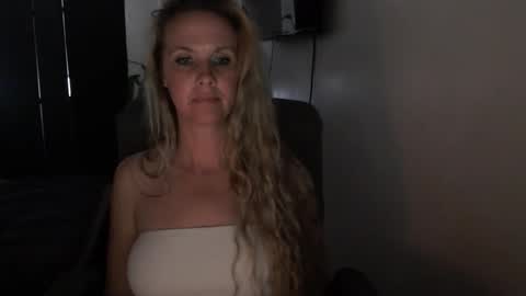 Snapshot of love_on_ chatting on 04-10-26, 12:49 LoVe On online show from 04-10-26, 12:49