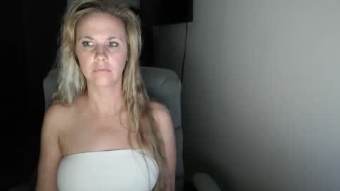 Snapshot of love_on_ chatting on 06-09-26, 10:38 LoVe On online show from 06-09-26, 10:38