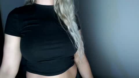 Snapshot of love_on_ chatting on 06-29-26, 10:59 LoVe On online show from 06-29-26, 10:59