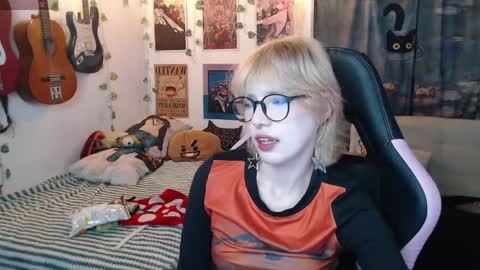 Snapshot of lovely_cass chatting on 06-05-26, 12:17 Cassie online show from 06-05-26, 12:17