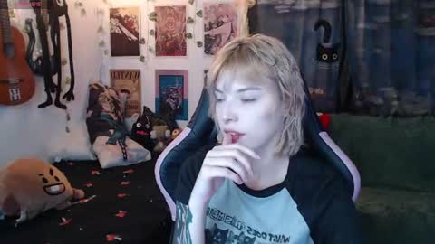 Snapshot of lovely_cass chatting on 06-11-26, 11:47 Cassie online show from 06-11-26, 11:47