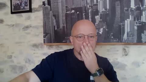 Snapshot of lrda49 chatting on 04-22-26, 07:55 Espigle online show from 04-22-26, 07:55