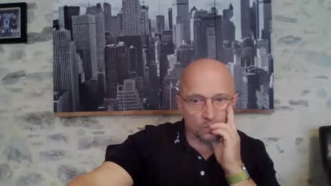 Snapshot of lrda49 chatting on 04-29-26, 07:45 Espigle online show from 04-29-26, 07:45